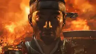 Un primer plano de Jin de Ghost Tsushima, un fuego furioso detrás de él.