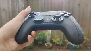 En Nacon Revolution 5 Pro controller med forskelligt tilbehør