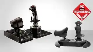 El Thrustmaster HOTAS Warthog i el Thrustmaster T.Flight HOTAS X amb el logotip recomanat de Game Geek HUB a sobre, a la part superior dreta