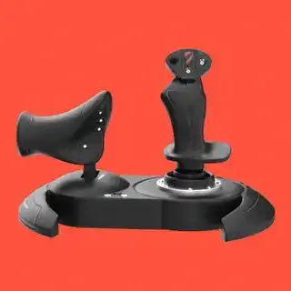 Der Thrustmaster T.Flight HOTAS X auf rotem Hintergrund