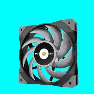 Nejlepší PC ventilátor na barevném pozadí.