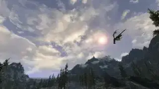 Beste Skyrim-Mods – ein Drache fliegt durch eine überarbeitete Skybox, die von der Climates of Tamriel-Mod bereitgestellt wird