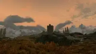 Cele mai bune modificări Skyrim - o captură de ecran de seară a unui turn ruinat în afara Whiterun, cu un plus de capriciu de la norii îmbunătățiți furnizați de modul Real Clouds