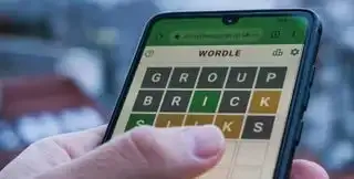 Browserspellen - Wordle - Een woordspel dat op een telefoon wordt gespeeld