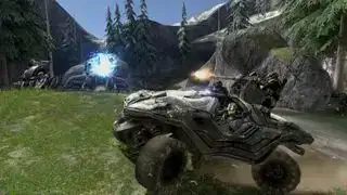 Halo 3 - En skadet sci-fi-jeep unngår plasmarunder fra en romvesentank