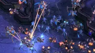 Une bataille dans StarCraft 2 avec une armée encerclant et tirant sur une autre.