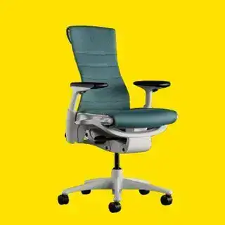 Imej permainan kerusi pejabat Logitech G x Herman Miller Embody, dengan latar belakang kuning