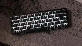 Endgame Gear KB65HE-tangentbord med RGB-ljus aktiverade.