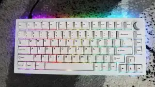 El teclado mecánico Drop Sense75 con iluminación RGB habilitada