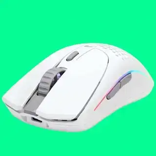 Souris de jeu sans fil sur différents arrière-plans de couleurs.