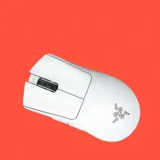 Mouse de gaming pe un fundal colorat