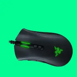 Mouse de gaming pe un fundal colorat