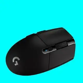 Mouse de gaming pe un fundal colorat