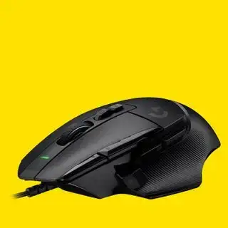 Mouse de gaming pe un fundal colorat