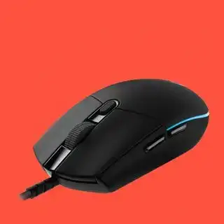 Mouse de gaming pe un fundal colorat