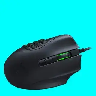 Mouse de gaming pe un fundal colorat