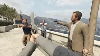 Trucchi per GTA 5: quattro uomini si puntano le pistole l'uno contro l'altro in una situazione di stallo