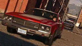 Trucchi di GTA 5: uno screenshot di Michael alla guida di una muscle car mentre viene inseguito da un'auto della polizia.