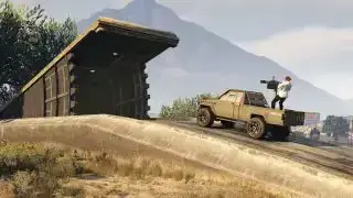 Un SUV cu un minipistol care conduce în buncărul pentru arme în GTA Online.