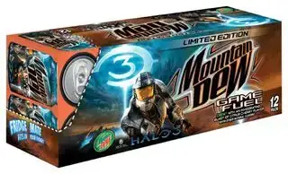 Et etui med Mountain Dew Game Fuel, fremtredende med Halo-mannen, fra Halo.