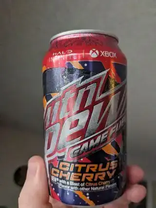 Una lattina di Mountain Dew Game Fuel, nell'era di Halo Infinite.