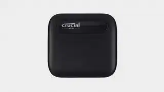 Снимок Crucial X6 сверху вниз на сером фоне.