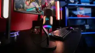 Microphone Logitech Yeti GX installé sur un bureau.