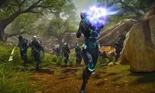 Beste MMO: Planetside 2 - Flere karakterer med våpen løper gjennom en skog.