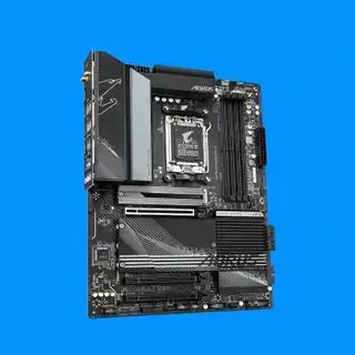 نیلے پس منظر کے خلاف گیگا بائٹ X670 Aorus Elite AX مدر بورڈ