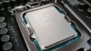 Imagens aproximadas do Intel Core i9 12900K com o chip exposto