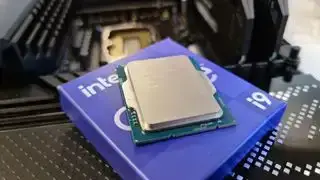 Intel Core i9 12900K närbilder med chipet exponerat