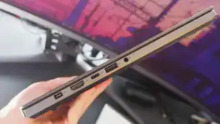 Asus Zephyrus G14 laual koos Metro: ekraanil töötava Exoduse etaloniga.