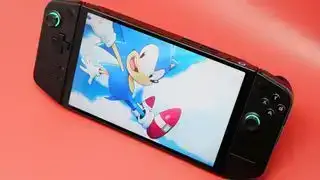 O Lenovo Legion Go em um fundo vermelho e jogando Sonic.