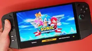 El Lenovo Legion Go sobre un fondo rojo y jugando a Sonic.