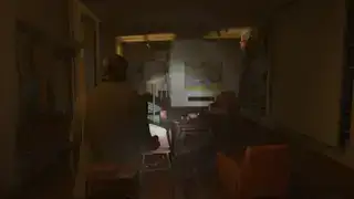 Alan Wake erkundet in Alan Wake 2 eine verzerrte Version seiner eigenen Wohnung.