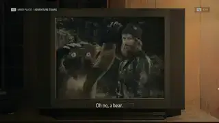 Iklan TV lokal di mana seorang turis diserang oleh beruang yang terbuat dari karton di Alan Wake 2.