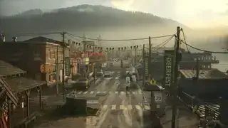 Una vista aérea de Bright Falls en Alan Wake 2.