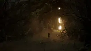 Nosič lamp z Lords of the Fallen stojí sám v bažině zamořené trním a maják světla je láká vpřed.