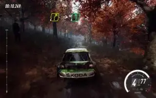 Beste racegames - een rallyauto racet in een herfstbos