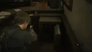 Codes de casier remake de Resident Evil 2 - Léon regarde un coffre-fort ouvert