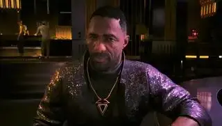 Ternyata anda boleh menemui watak Cyberpunk 2077 Idris Elba sedang melepak dan bekerja secara tetap di Night City sebelum anda memulakan pengembangan