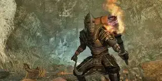 Petualang pemegang obor menjelajahi gua di bawah Enderal, salah satu mod Edisi Khusus Skyrim terbaik