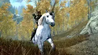 Skyrim Anniversary Edition - un personnage en armure entièrement dorée tire un arc en bois