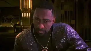 Idris Elba v Cyberpunku v elegantní bundě nakloněný dopředu