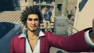 Yakuza: Like A Dragon - Ichiban tar en selfie med en sølv safe