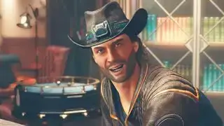 Gros plan de Sam Coe souriant avec un chapeau de cowboy