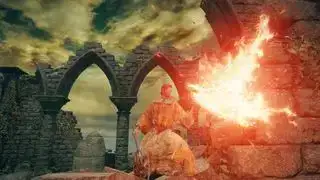 Classe Elden Ring - Prophète - un joueur en robe de départ portant un bâton lance un sort de feu alors qu'il se tient dans l'église d'Elleh.