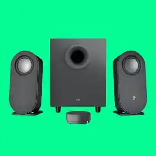 绿色背景上的 Logitech Z407 2.1 扬声器