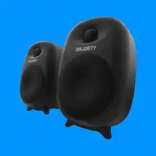 Policové reproduktory Majority D80 Active Bluetooth na modrom pozadí