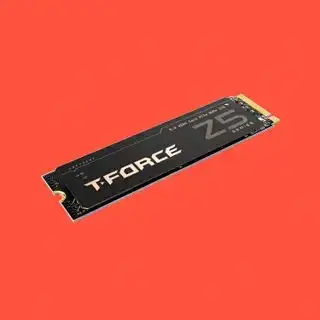 Le meilleur SSD Gen 5, sur fond rouge